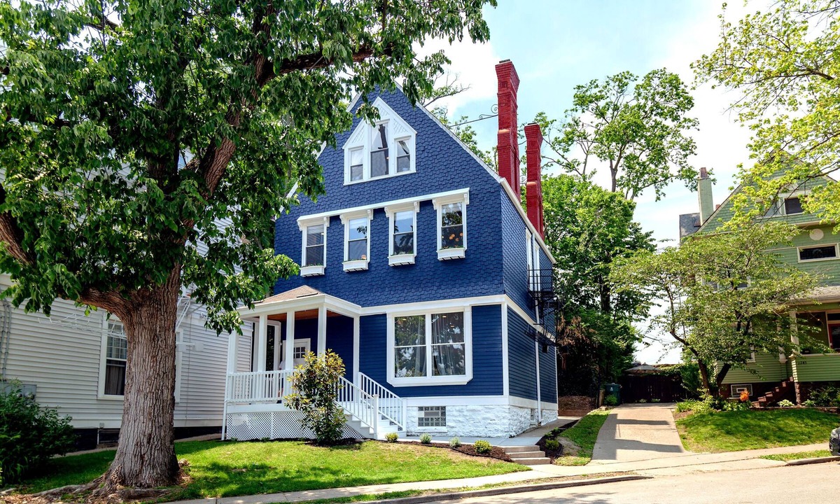 Walnut Hills House | Sleeps 22: Entire 3-Unit Building, 5 Baths, 5 Min to Downtown