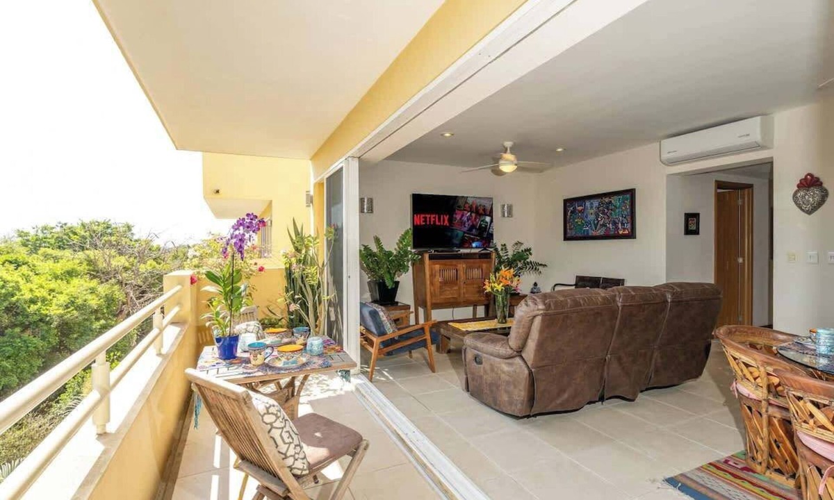 Flamingos Apartment | Sleeps 6, Views & Beach 1 Block