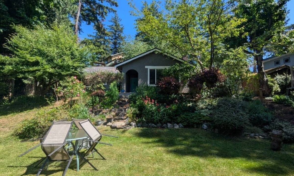 Bowen Island House | Snug Oasis - Hidden Garden Gem Steps From Everything
