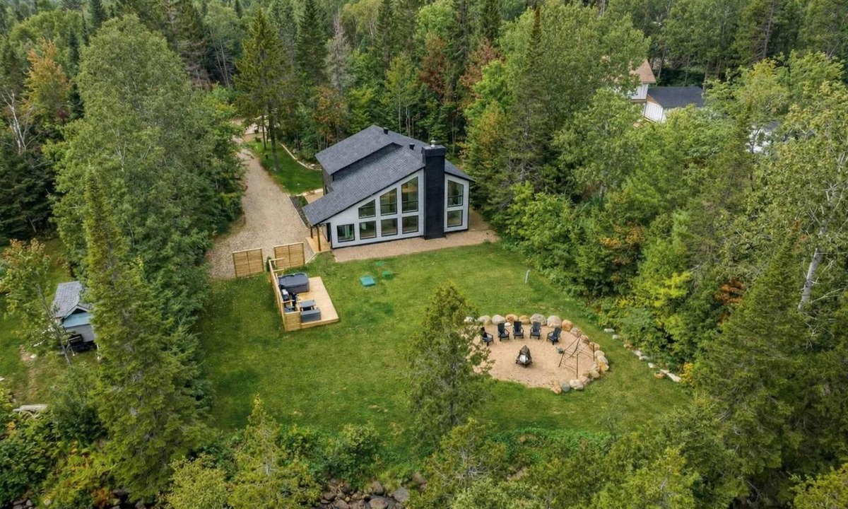 Entrelacs Ski Chalet | Spa, River, Pool Table | Chalet Ombre & Lumière