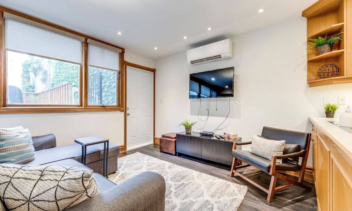 Bloor-Yorkville Apartment | Spacious 1BR Penthouse Suite with Amazing Terrace!