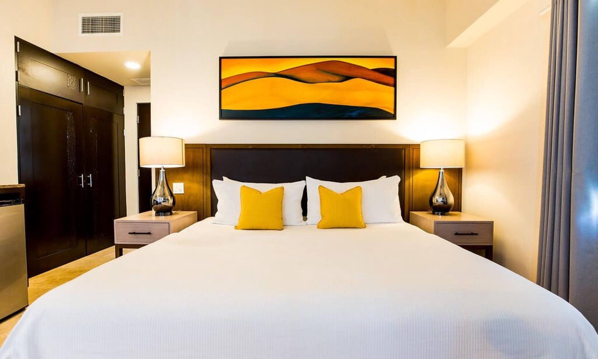 El Medano Ejidal Apartment | Spacious 2BR Suite with Full Kitchen! Rooftop Pool, Beachfront, Pet-friendly!