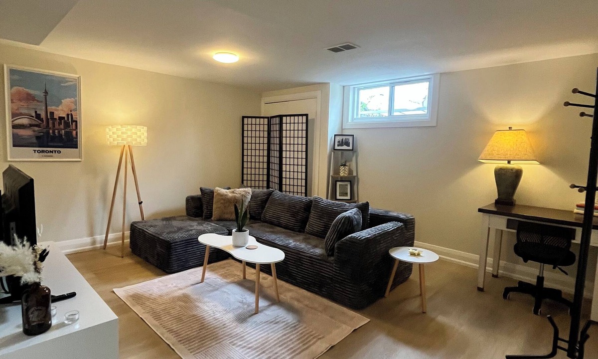 The Queensway Apartment | Spacious 2BR Toronto Suite/Parking+Laundry/Extended Stays/Near GO+ Downtown