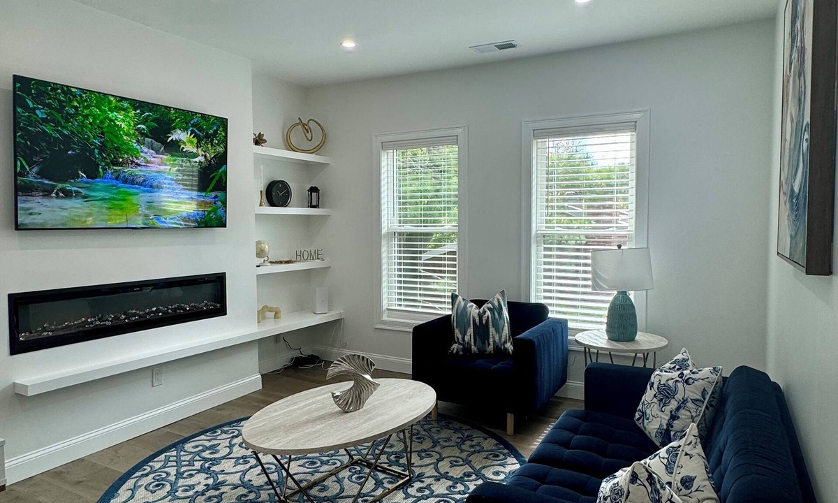 Washington Park Condo | Spacious 3-BR Condo with Modern Fireplace & Full Amenities - Near Downtown