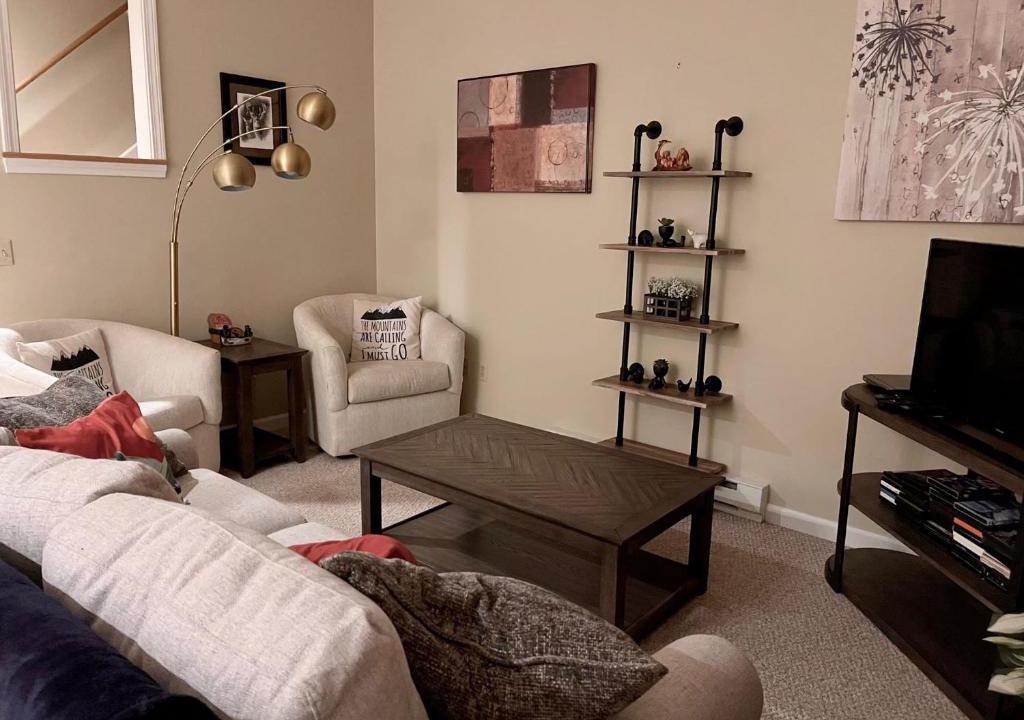 Hancock House | Spacious 3BR 3BA Sleeps 8 Ski On Off Jiminy Mountain Resort