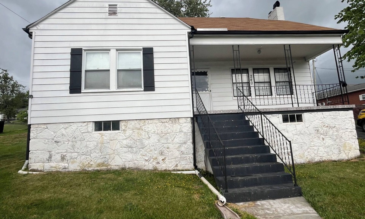 Bluewell House | Spacious 4-bedroom house in Bluefield 6 miles from Pocahontas Trailhead.