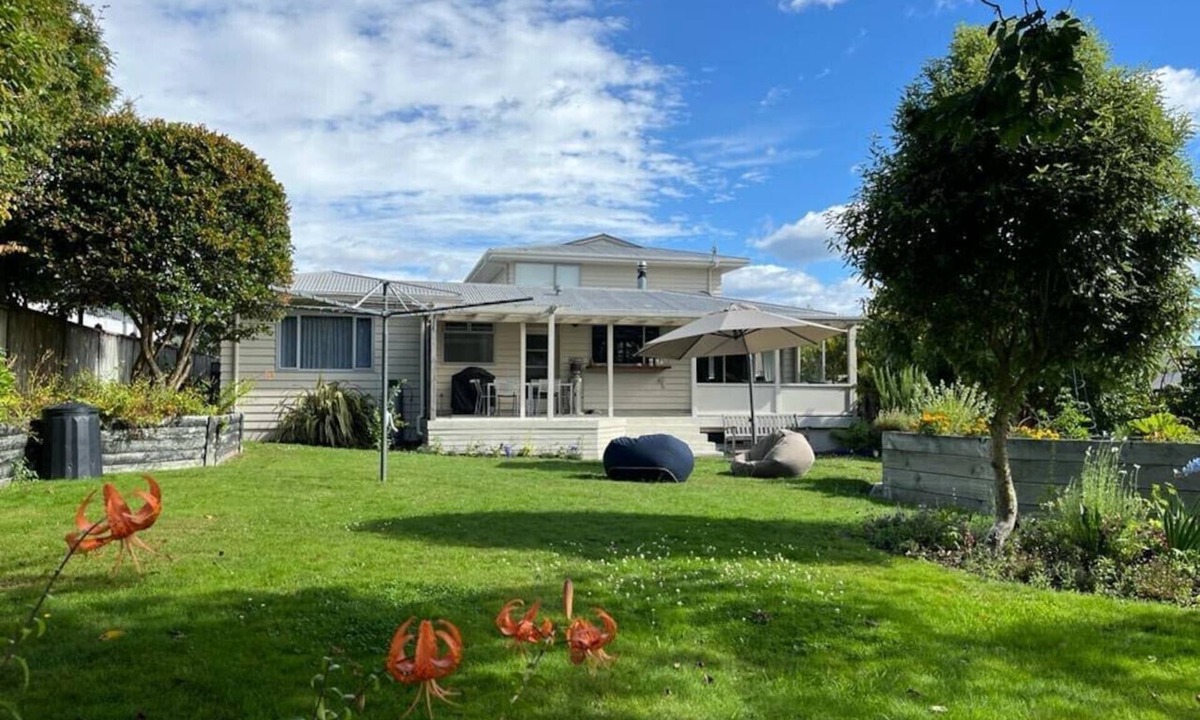 Taupo House | Spacious 4 BRM home with spa and large garden
