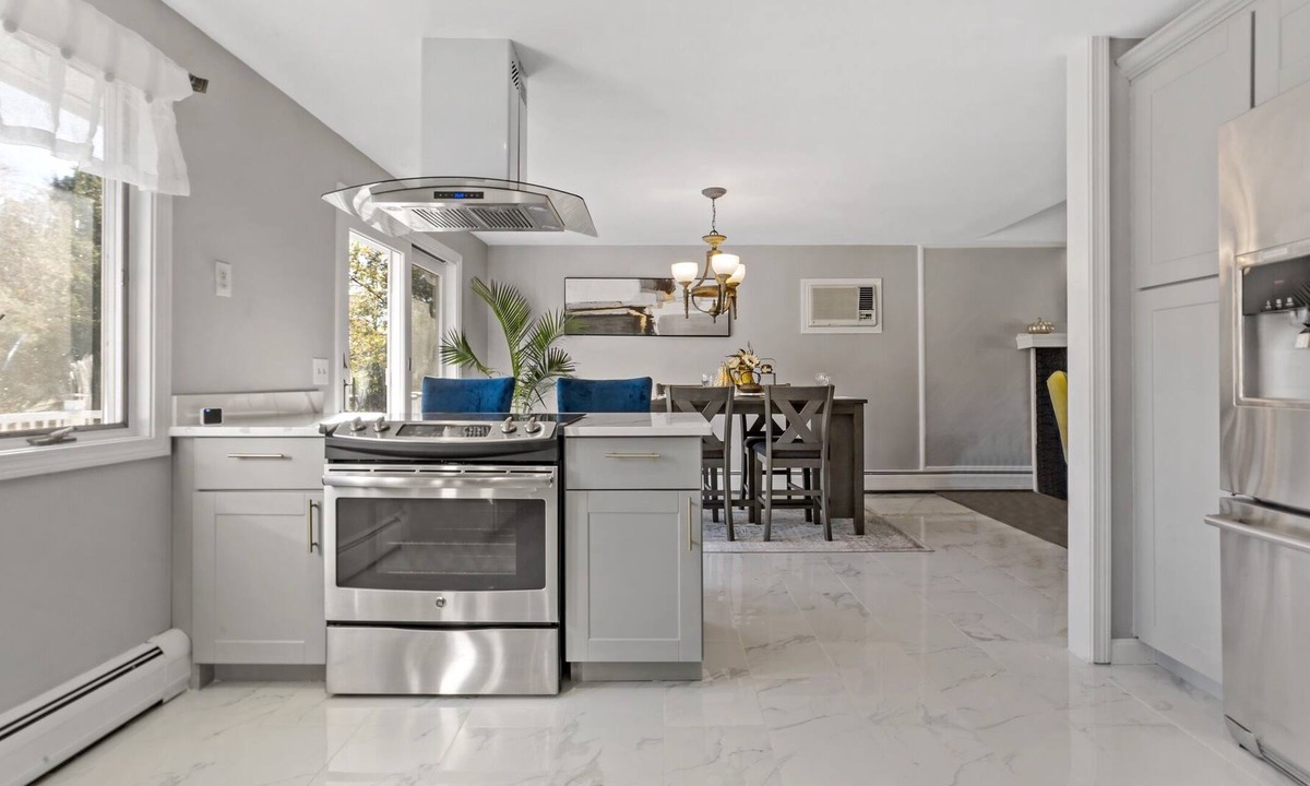 Cumberland House | Spacious 4br home with fireplace in Cumberland