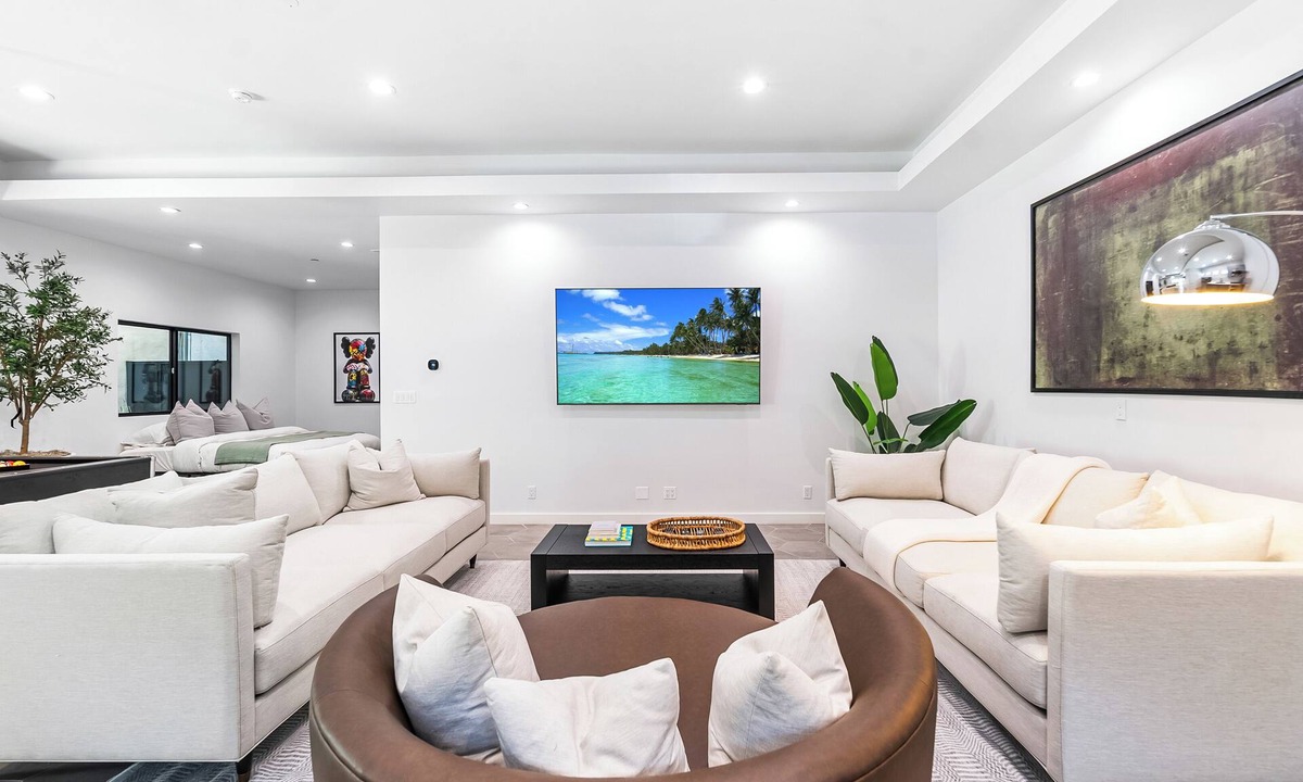 Beverly Hills House | Spacious 5-bedroom house in marvelous Beverly Hills Post Office