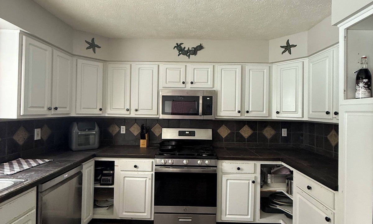 Mentor House | Spacious 5-bedroom pet friendly house in Mentor with hot tub & fitness room