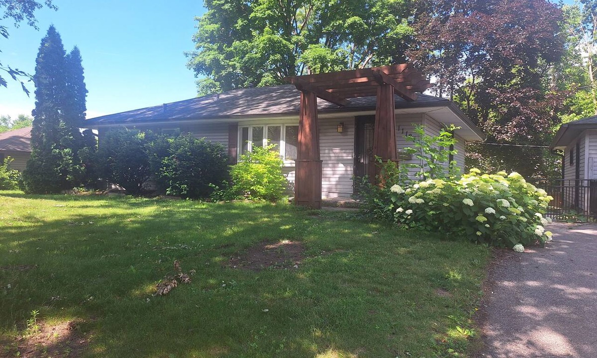 West Bloomington House | Spacious 5-bedroom house in Bloomington