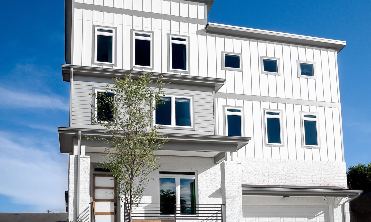 Buena Vista House | Spacious 5BR Home, 2 Rooftops, Game Room, Backyard, 3 Mins to Downtown