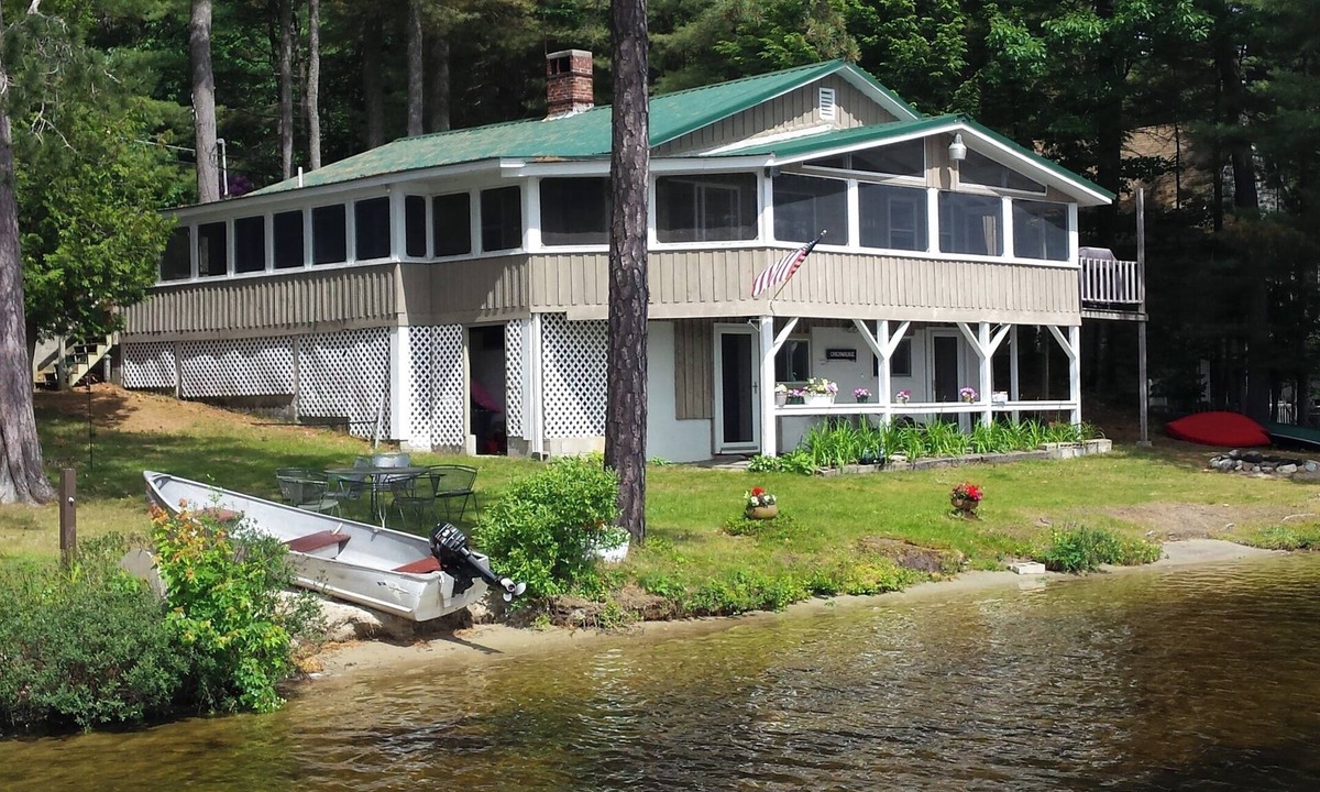 Gray House | Spacious 6-bedroom waterfront home with WiFi, in beautiful Gray.