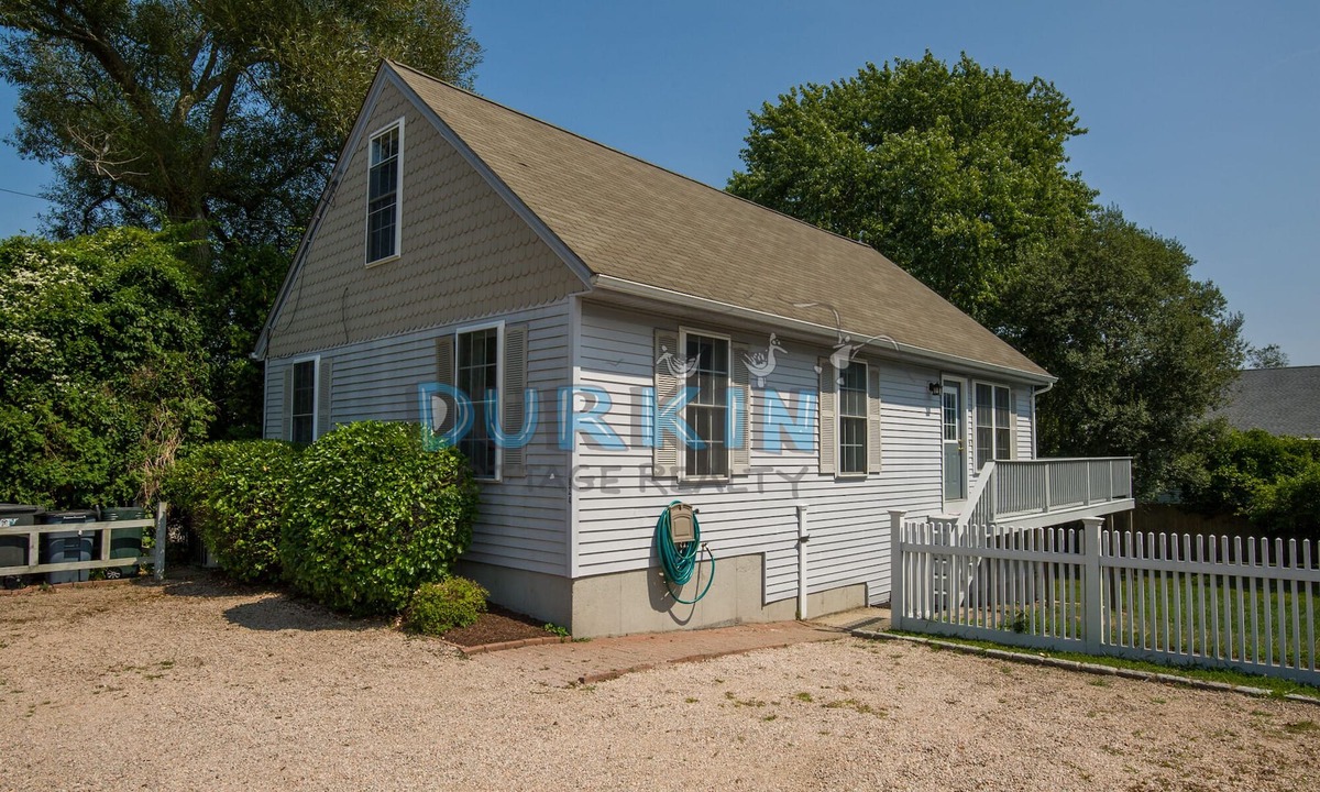 Narragansett House | Spacious Cape, Close to Beach, Extra Living Area, Private Backyard