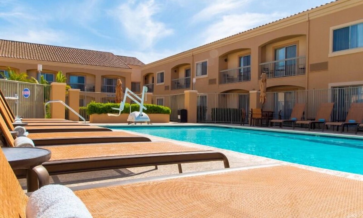 Camarillo Hotel | Spacious Good-Value Accommodation! 4 Relaxing Units, Near Pleasant Valley Fields