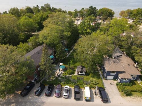 Wasaga Beach Apartment | Spacious Ground Floor Garden View Apartment