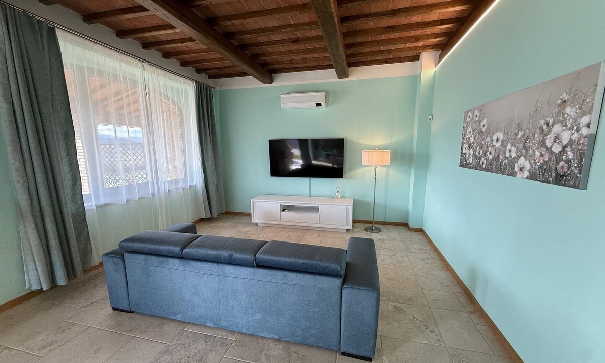 Poppi House | Spacious Holiday Home with shared pool in Poppi