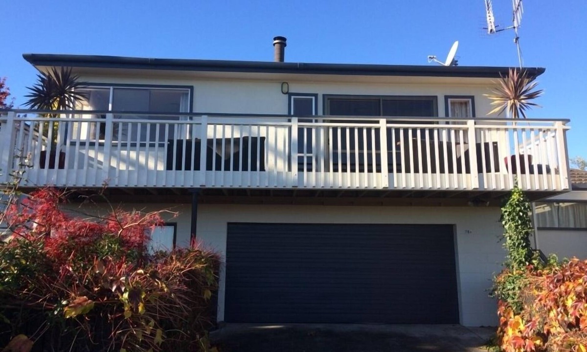 Hilltop House | Spacious home, great lake and mountain views, with own rustic thermal hot tub