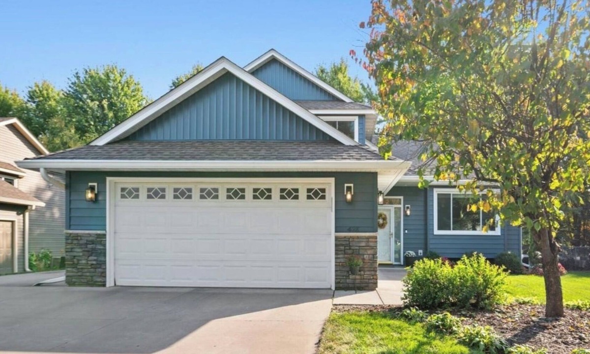 Lino Lakes House | Spacious LL bedroom in charming Lino Lakes—Perfect mid-term housing