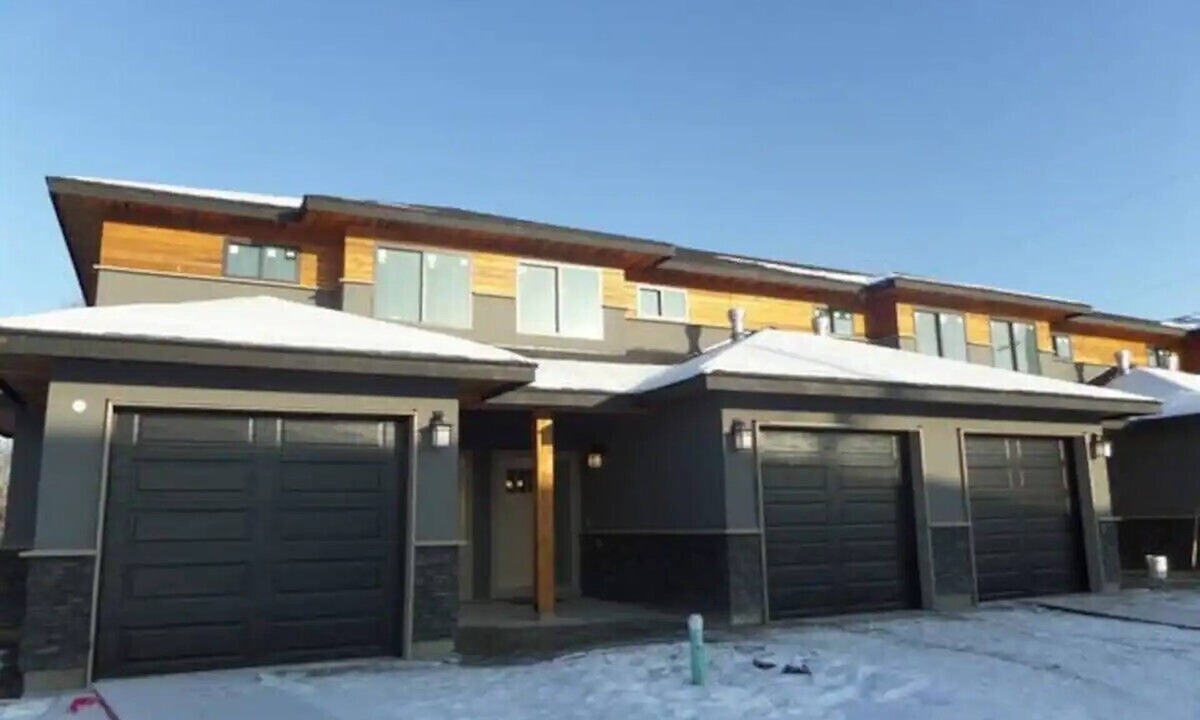 Dawson Creek House | Spacious modern townhouse in central Dawson Creek