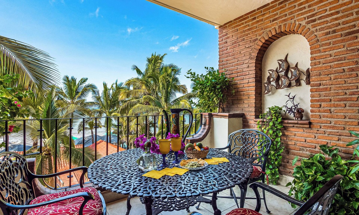 Emiliano Zapata Condo | Spacious Oceanfront Condo with AC, WiFi, & Rooftop Pool on the Beach in Old Town
