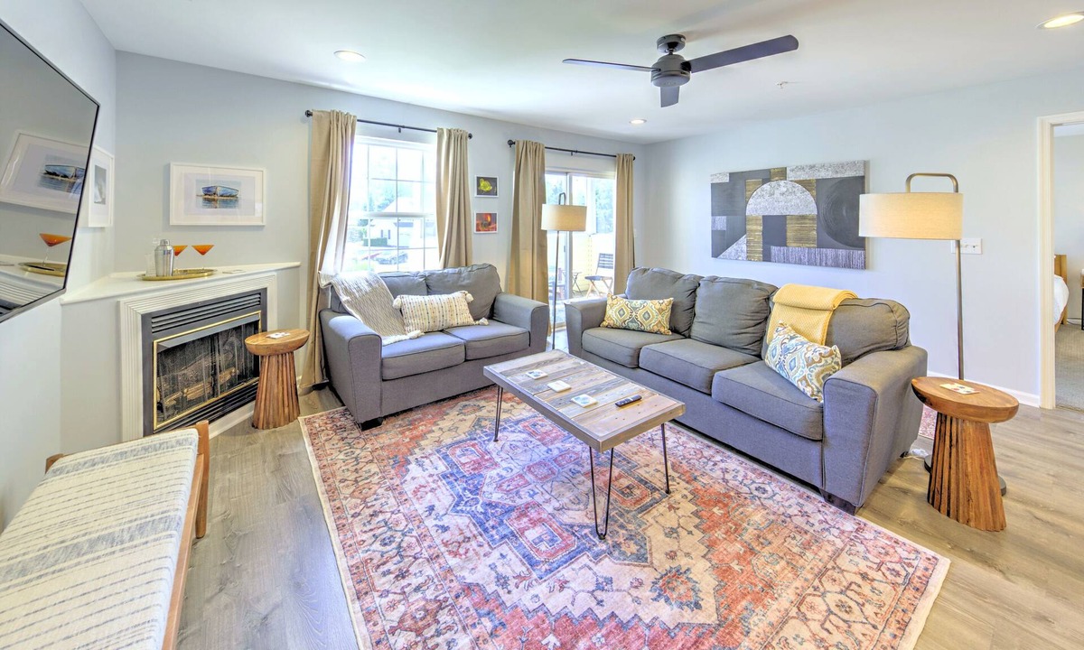 Rehoboth Beach Condo | Spacious Rehoboth Beach Condo | Pool Views | Linens & Towels Included