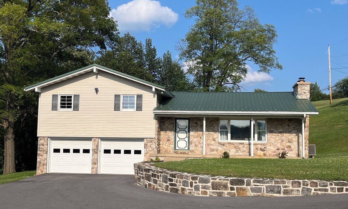 Bellefonte House | Spacious retreat:12 Min to Beaver Stadium, 1 min Fisherman’s Paradise, 8 to SCE