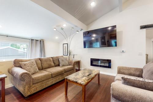 North Hudson House | Steps to Dtwn & St Croix River! 'Stucco House'