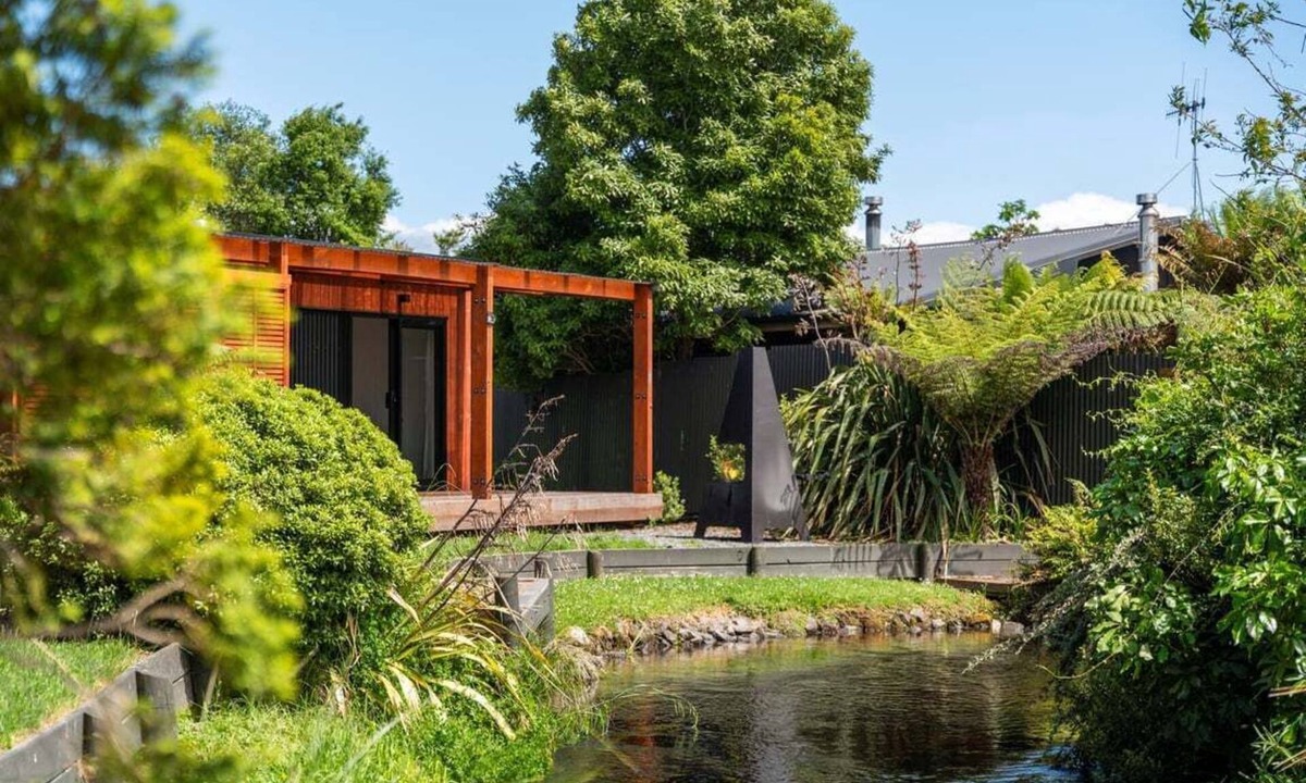 Waitahanui House | Streamside Fern Cabin