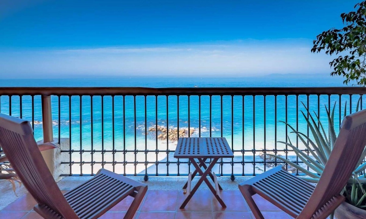 South Shore Hotel Area Condo | STUNNING 3 BR & 3BA SOUTH SHORE BEACHFRONT RESIDENCE!