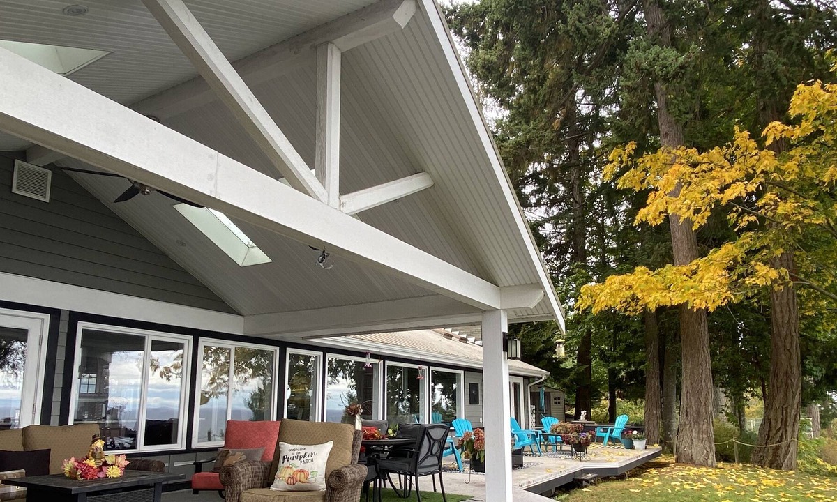 Regional District of Nanaimo House | Stunning Bluff Oceanfront