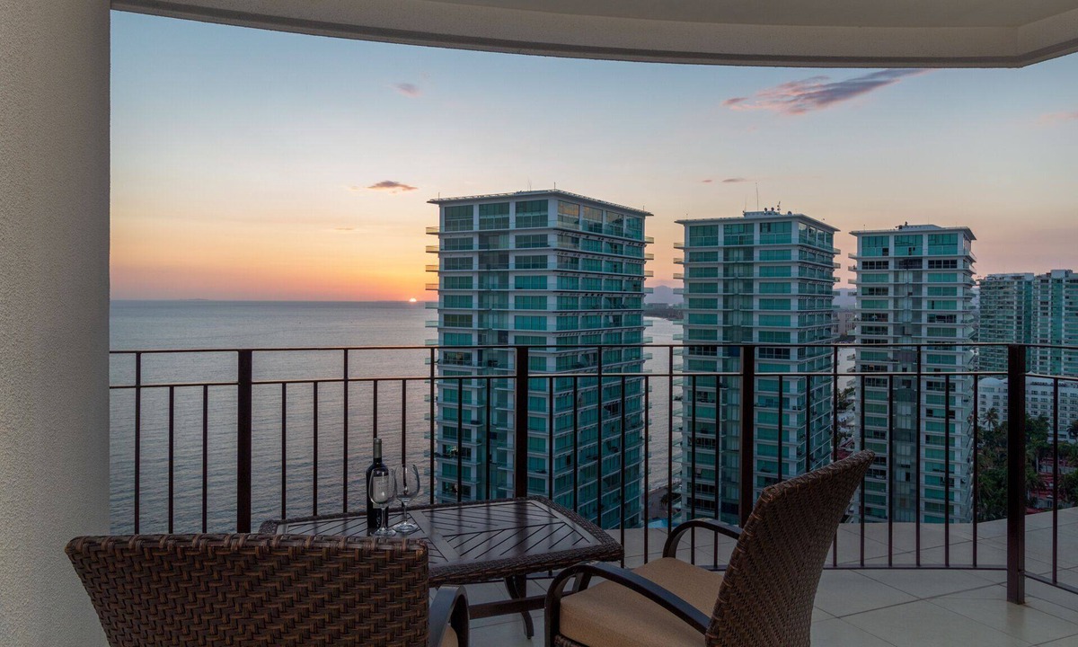 North Hotel Zone Condo | Stunning luxury apartment 22 f Grand Venetian