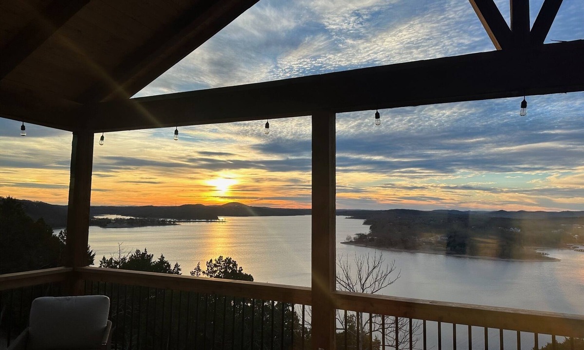 Kimberling City House | Stunning Mountain Retreat with Lake View, Hot Tub & Free Tickets
