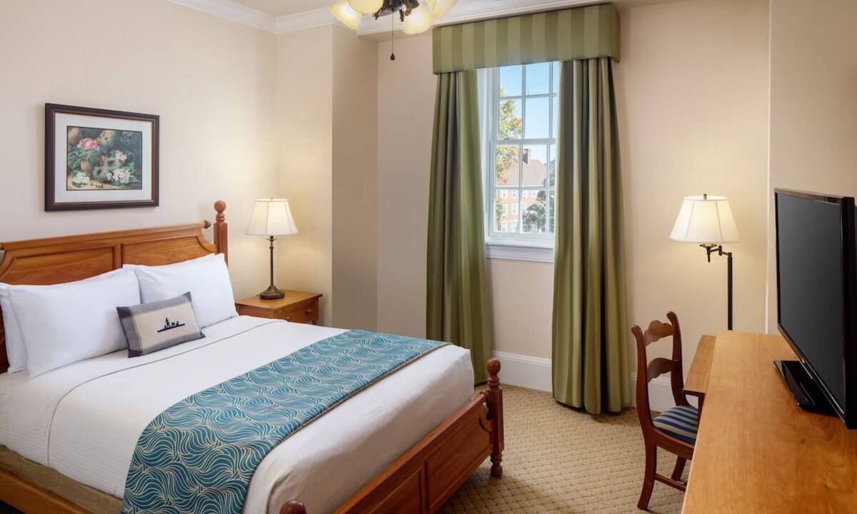 Berea Hotel | Stunning Pet Friendly Room w/Queen Bed Designed w/Elegance for Berea Trips