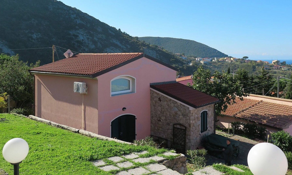 Patresi House | Stunning private villa for 4 people with A/C, TV and terrace