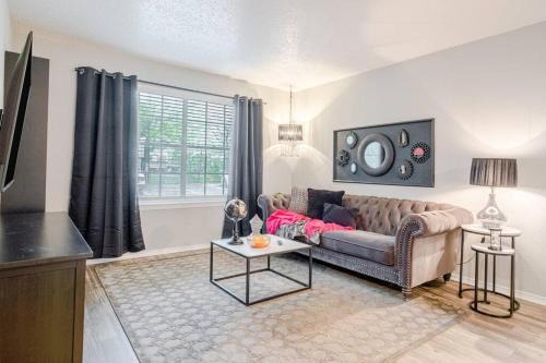 Central Arlington Apartment | Stylish 1BR Apartment Steps Away from AT&T Stadium