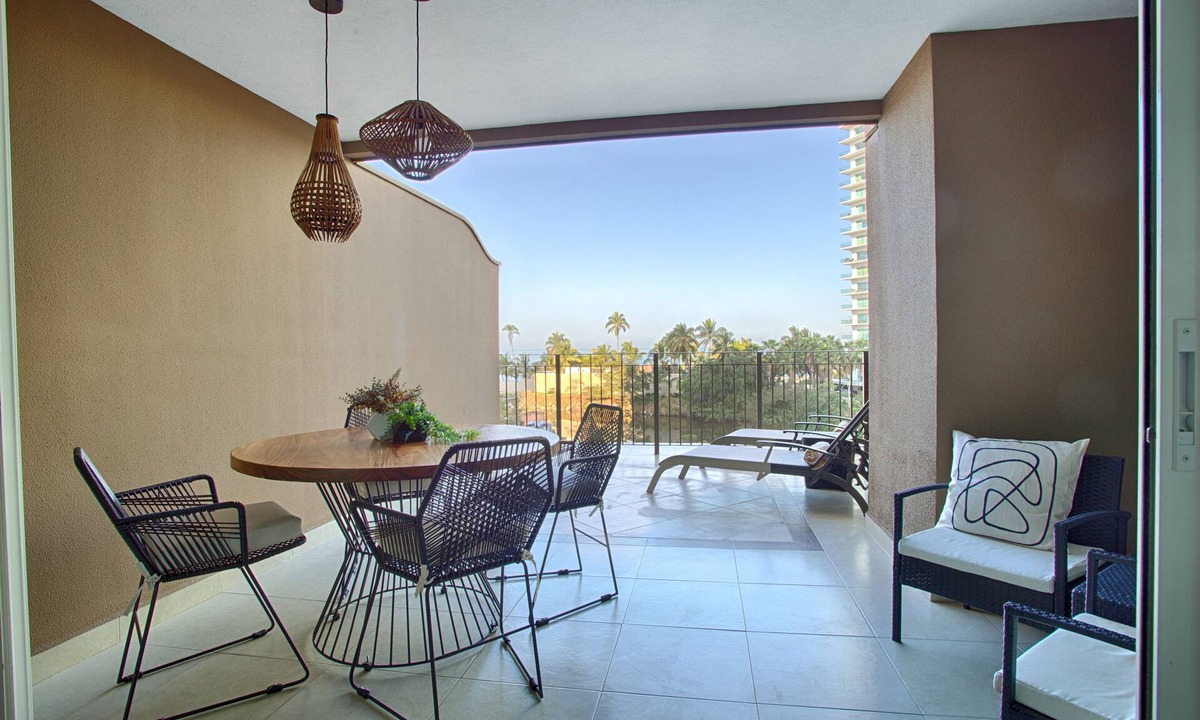 South Hotel Zone Condo | Stylish Double Balcony Condo w/Ocean & Mtn View