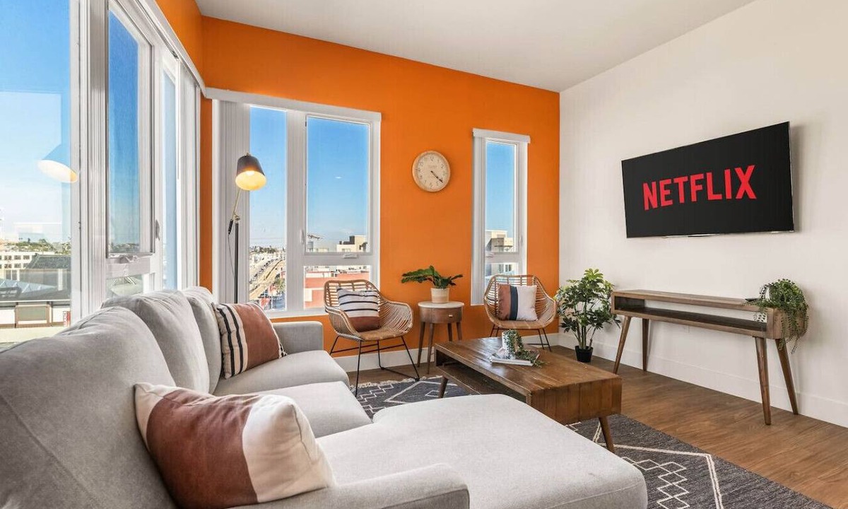 Little Tokyo Apartment | Stylish Haven with Scenic DTLA Views & Parking - Walking to Little Tokyo