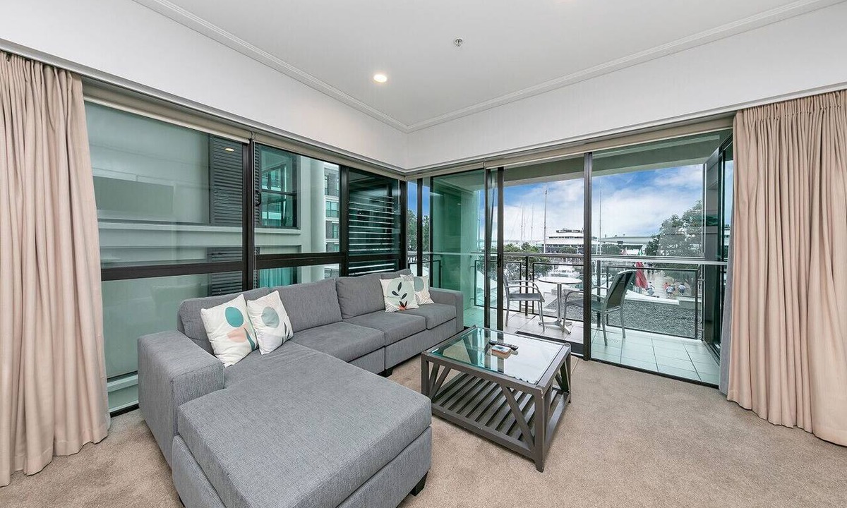 Auckland Central Business District Apartment | Sunlit Corner Apartment w/Harbour Views