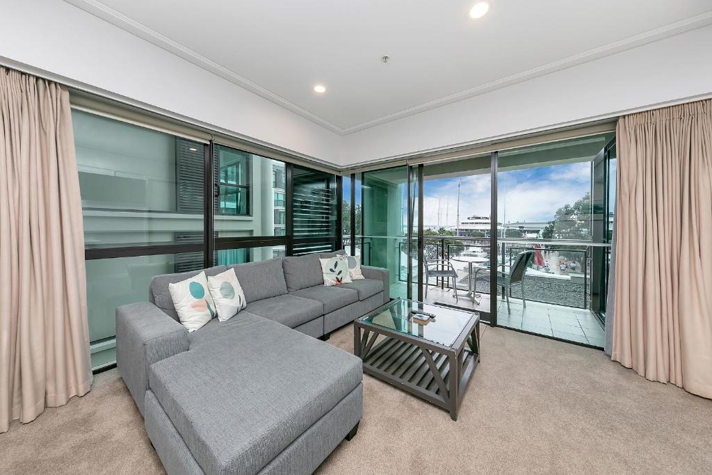 Auckland Central Business District Apartment | Sunlit Corner Apartment w/Harbour Views