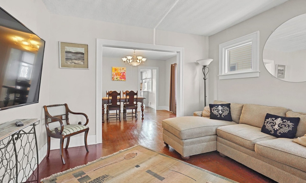 Ferndale House | Super Cute & Comfy Home in Ferndale with 2B, 2Full Bath, Big TV, Porch, AC, WiFi