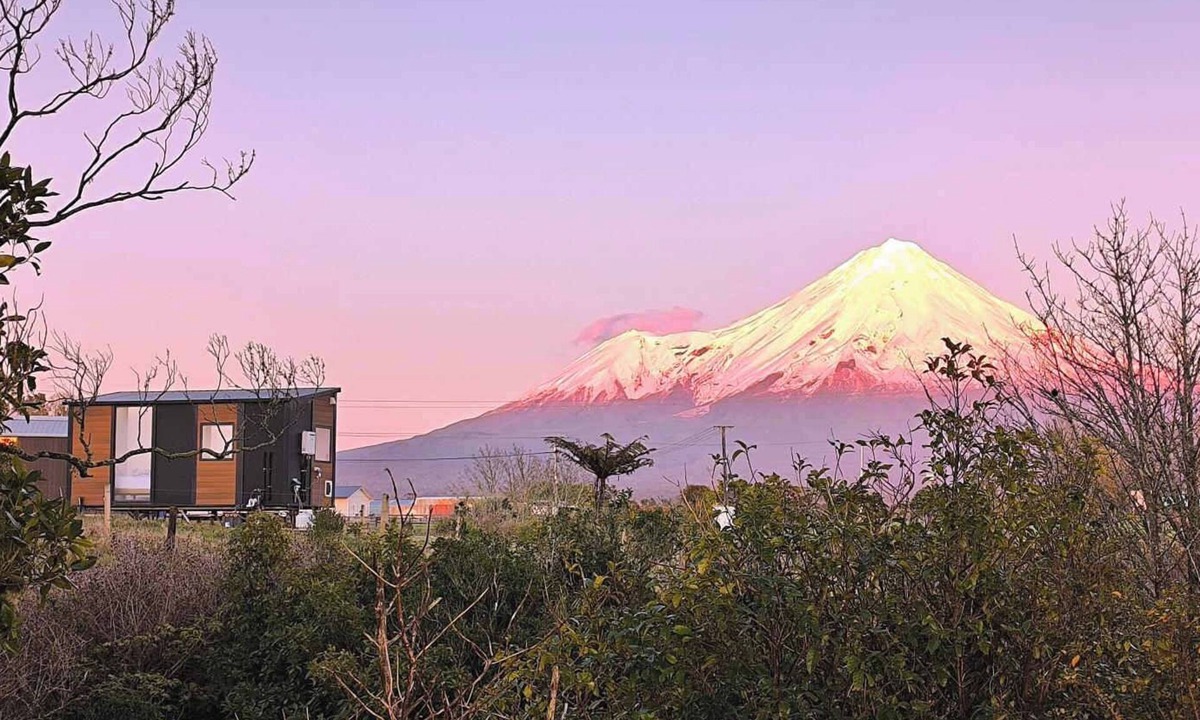 Midhirst House | Taranaki Creekside KIWI by Tiny Away
