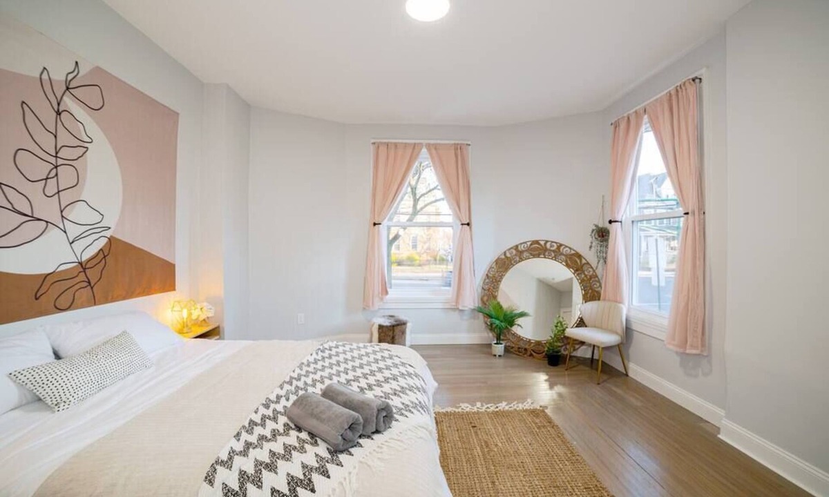 East Rock Apartment | The East Rock 4BR Parking Washer & Dryer Walk to Yale