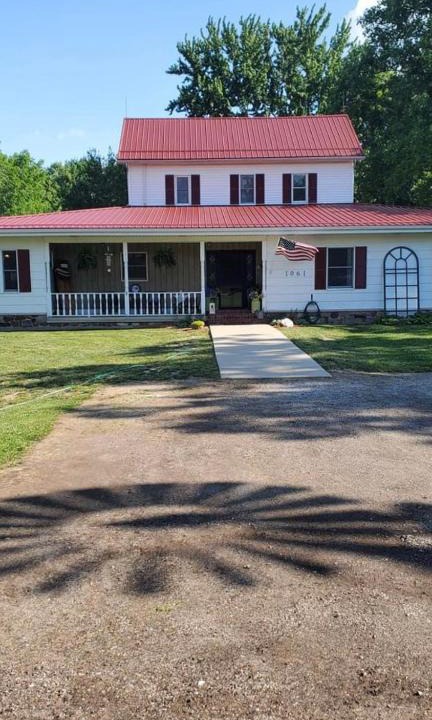 Nappanee Bed & Breakfast | The FarmHouse Inn Guest House