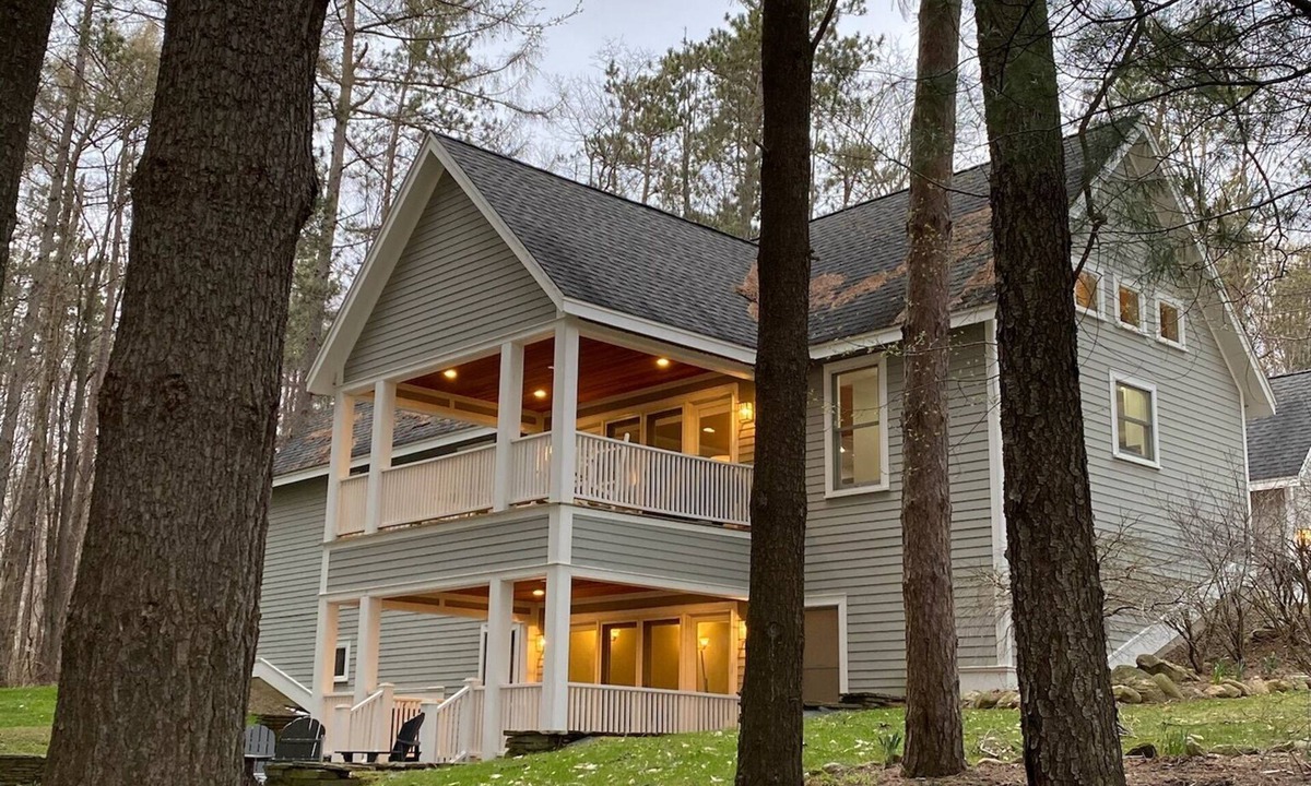Niobe House | The Gray Owl - A Modern Cottage for 8 with Hot tub