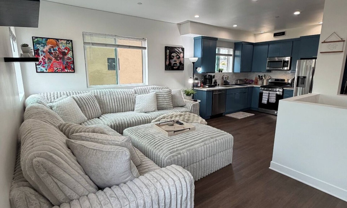 Vernon House | The Lorena Lounge