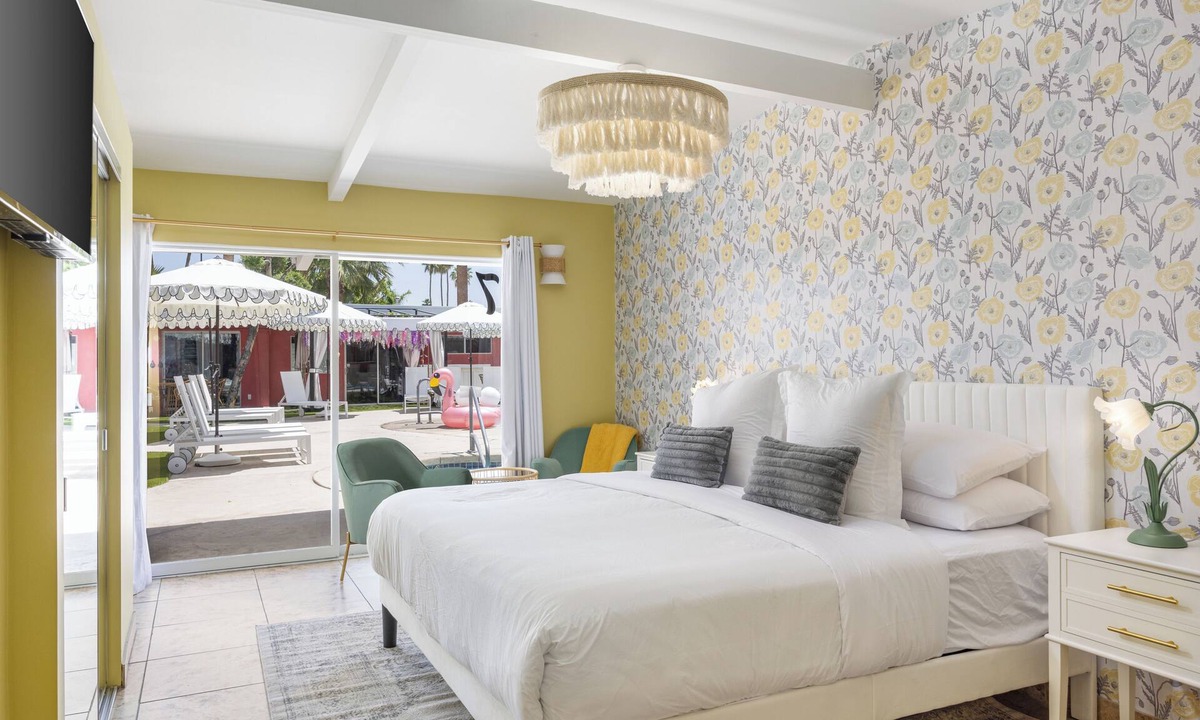 Warm Sands Hotel | The Muse Hotel | Palm Springs | Kitchen, Private Yard, Pool & Hot Tub | Suite 7