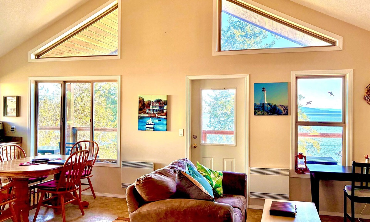 Regional District of Nanaimo House | The Outlook at Deep Bay - North Suite