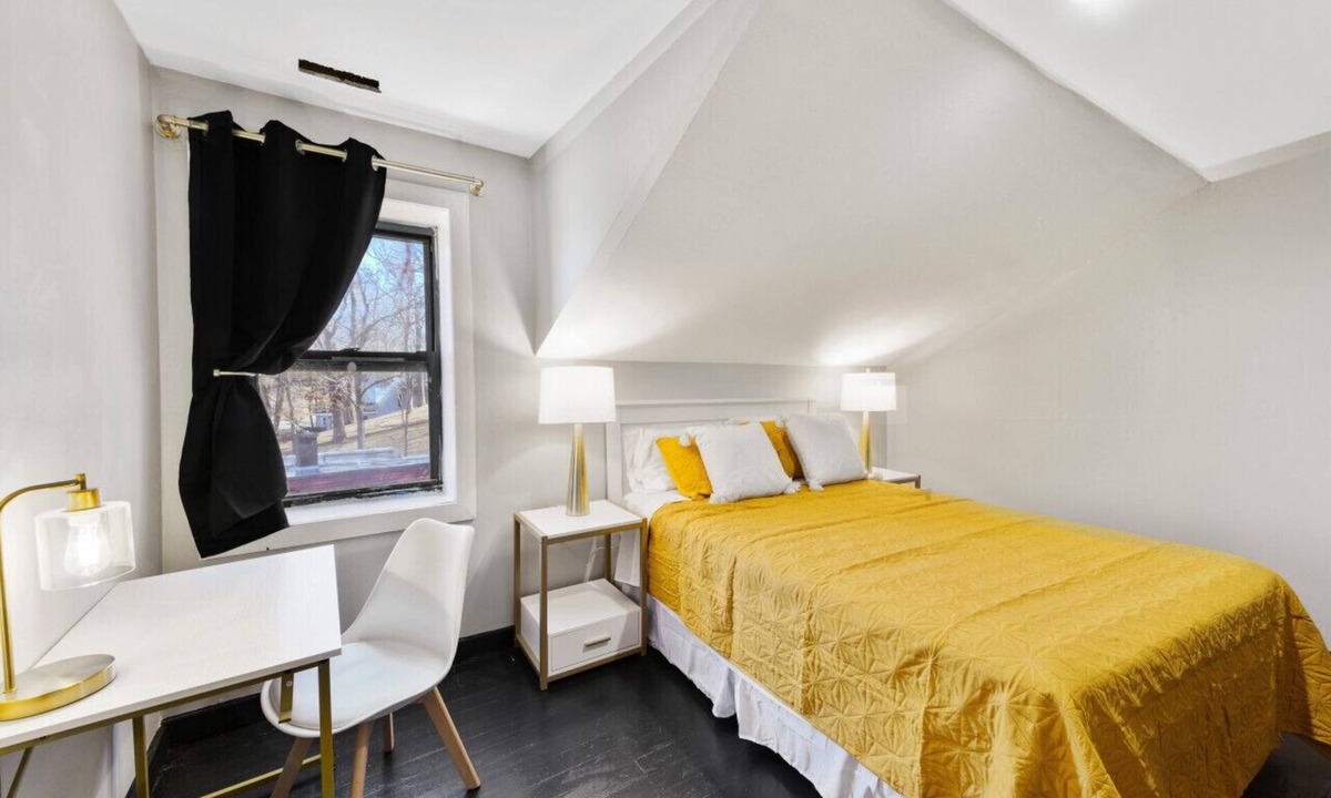 Fox Lake Hostel | The Randolph Hotel Room 309