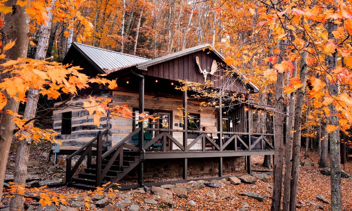 Goldbond Cabin | The Wilderness Lodge at Four Fillies Lodge w/Hot Tub